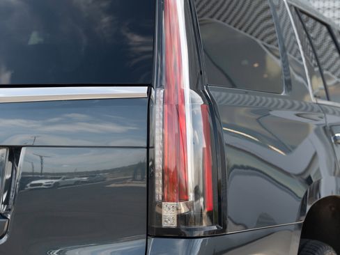 Used 2020 Cadillac Escalade Luxury image 32