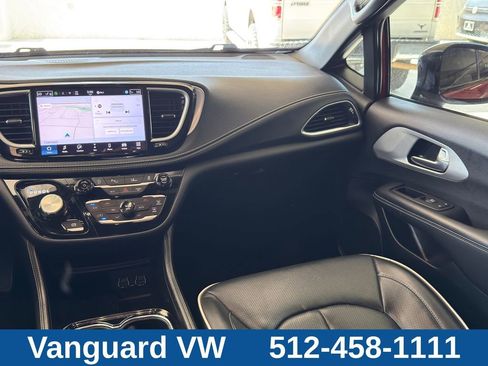 Used 2025 Chrysler Pacifica Limited FWD image 23