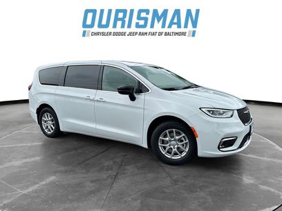 New 2025 Chrysler Pacifica Select