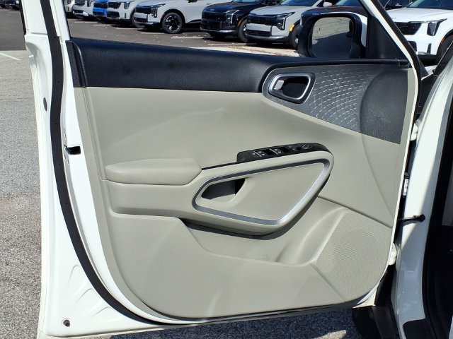 Certified 2025 Kia Soul LX w/ LX Technology Package FWD image 11