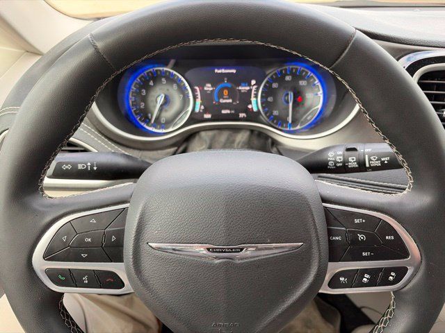 Used 2022 Chrysler Pacifica Touring-L w/ Uconnect Theater Family Group FWD image 7