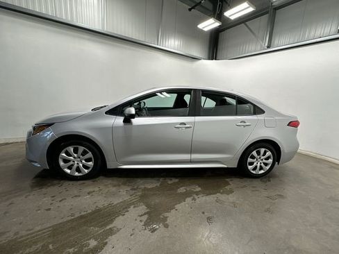 Used 2022 Toyota Corolla LE image 2