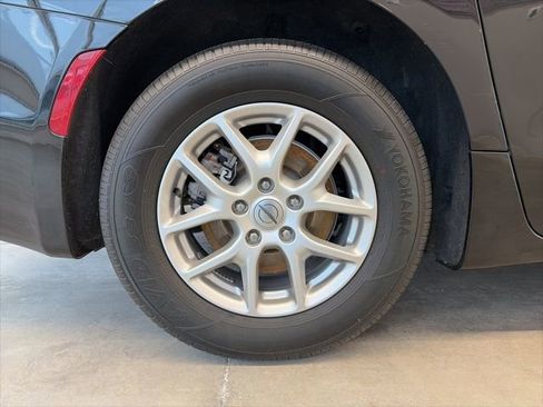 Certified 2024 Chrysler Pacifica Touring-L image 8