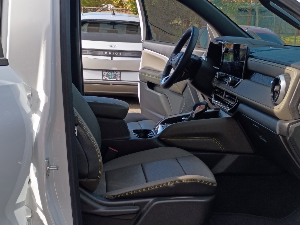 Used 2026 Chevrolet Colorado ZR2 w/ Technology Package AWD/4WD image 19