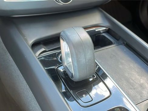 Used 2022 Volvo XC60 B5 Momentum w/ Climate Package image 17