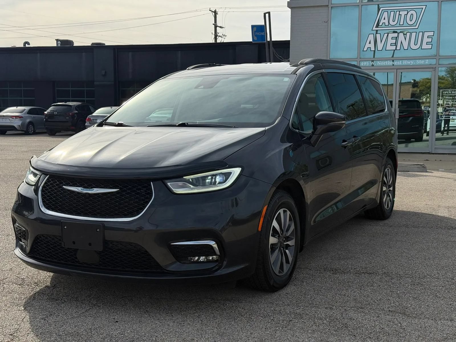 Used 2021 Chrysler Pacifica Touring w/ Cold Weather Group FWD image 3