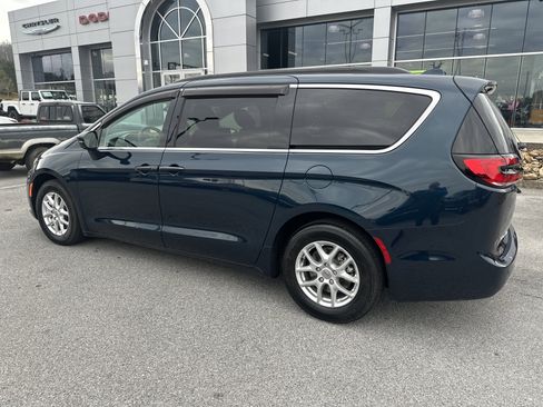 Used 2022 Chrysler Pacifica Touring-L image 10