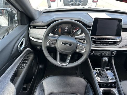Used 2025 Jeep Compass Latitude AWD/4WD image 10