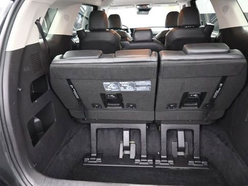 Used 2025 Kia Carnival FWD image 24