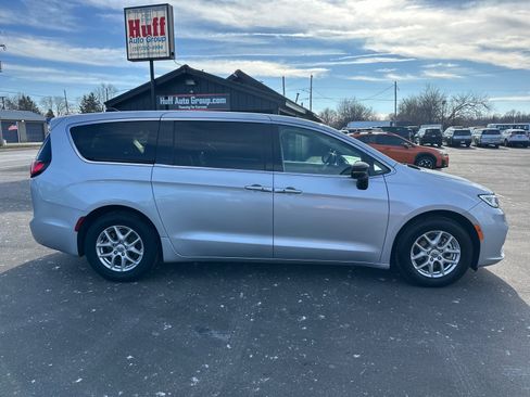Used 2024 Chrysler Pacifica Touring-L image 5