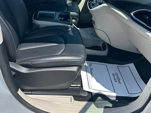 Used 2024 Chrysler Pacifica Touring-L FWD image 39