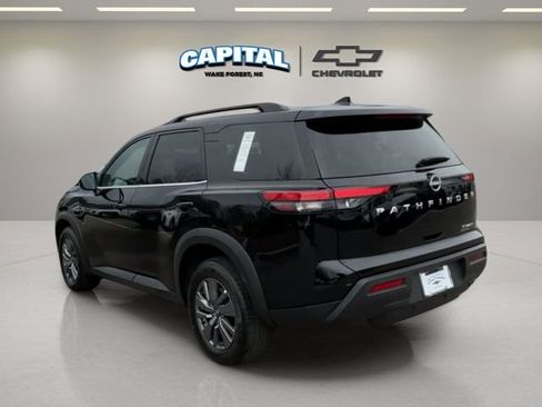 Used 2024 Nissan Pathfinder SV image 3