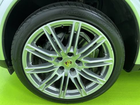 Used 2017 Porsche Cayenne Platinum Edition w/ Premium Package (PJV) AWD/4WD image 14