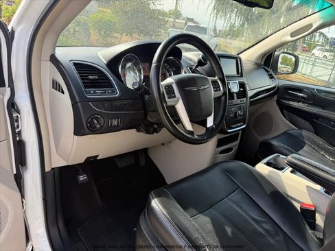 Used 2014 Chrysler Town & Country Touring FWD image 23