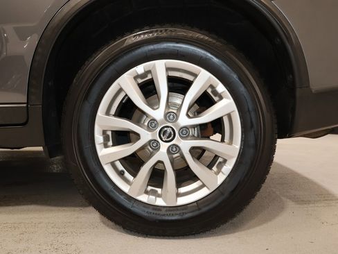 Used 2017 Nissan Rogue SV w/ SV Premium Package image 33