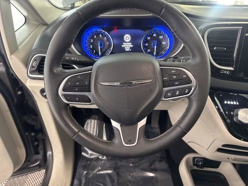 Used 2023 Chrysler Pacifica Touring-L image 31