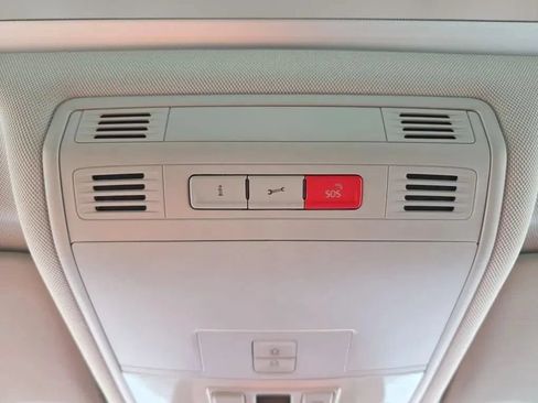 Used 2018 Volkswagen Tiguan SE w/ Panoramic Sunroof Package FWD image 38
