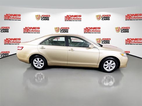 Used 2010 Toyota Camry LE image 14