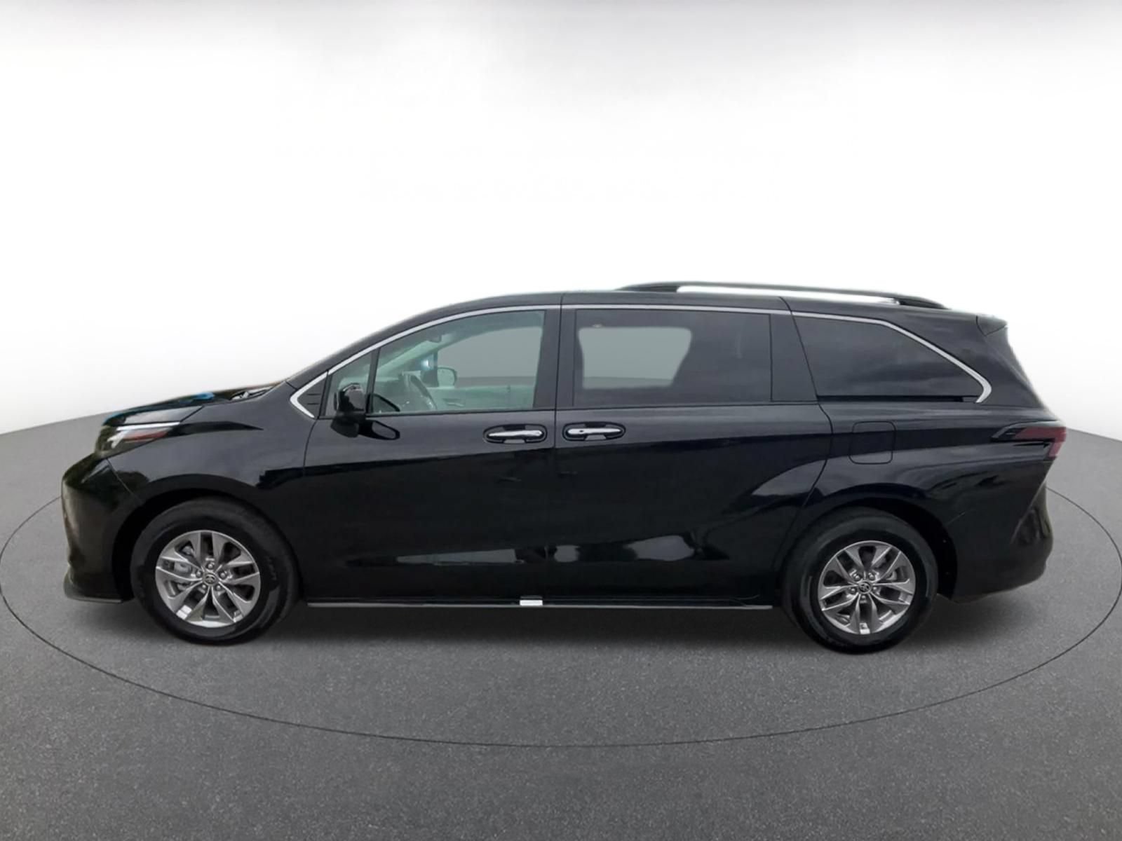Used 2025 Toyota Sienna XLE FWD image 8