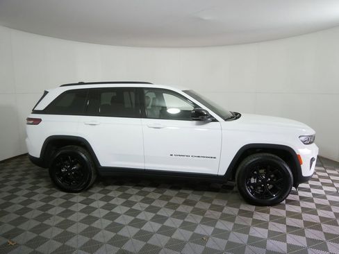 Used 2025 Jeep Grand Cherokee Altitude image 2