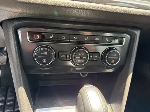 Used 2021 Volkswagen Tiguan SE w/ Panoramic Sunroof Package FWD image 15
