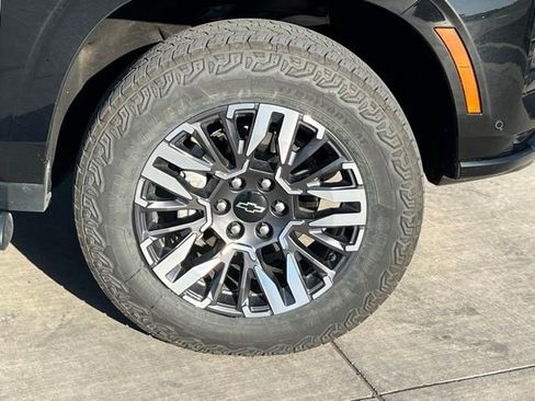 Used 2025 Chevrolet Suburban Z71 AWD/4WD image 6