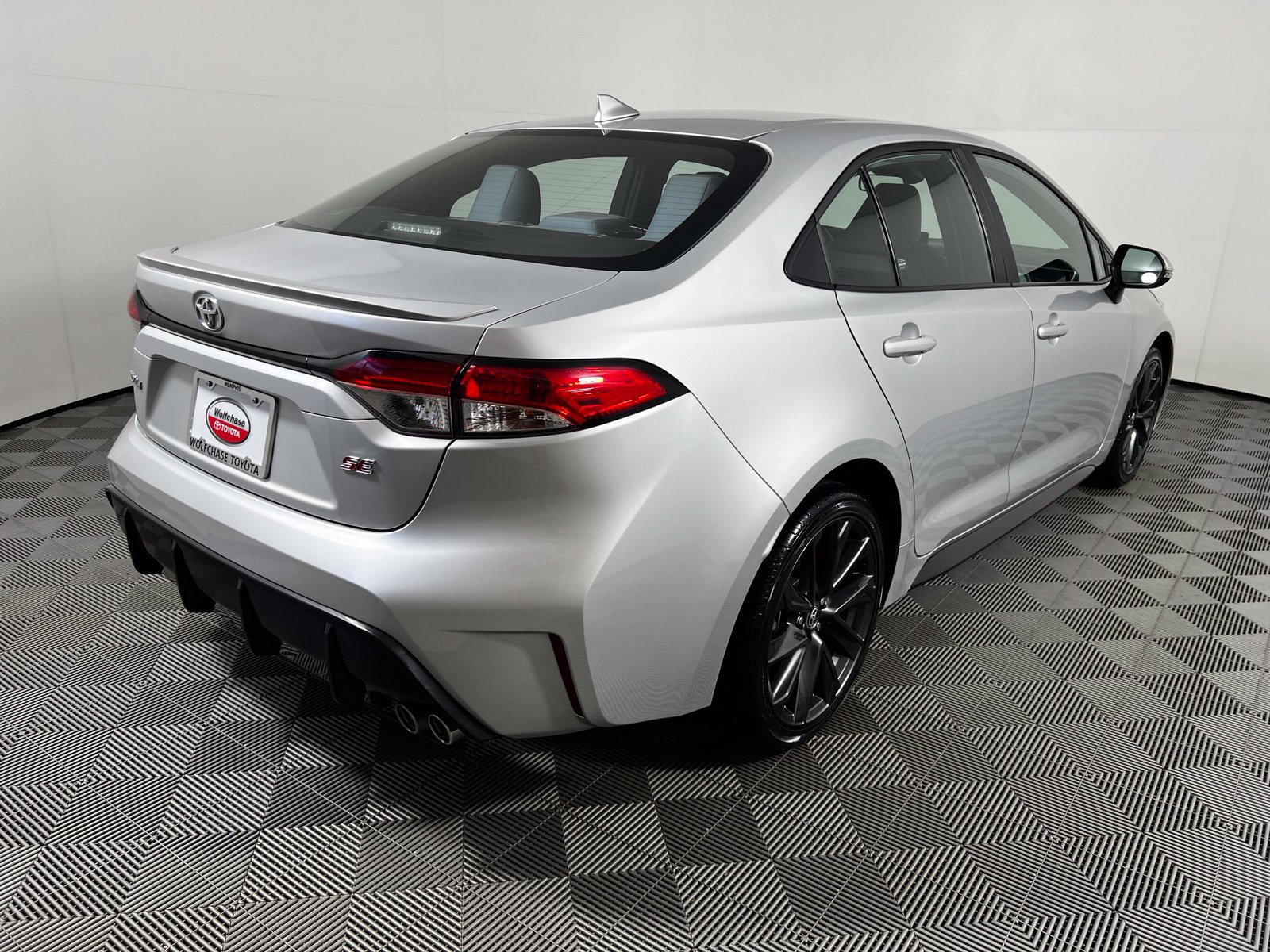 Used 2025 Toyota Corolla SE w/ Convenience Package FWD image 5