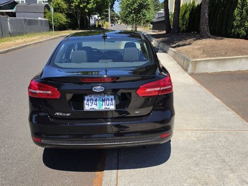 Used 2017 Ford Focus SE FWD image 6