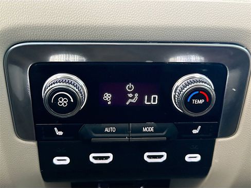 Used 2024 GMC Yukon XL Denali w/ Advanced Technology Package image 28