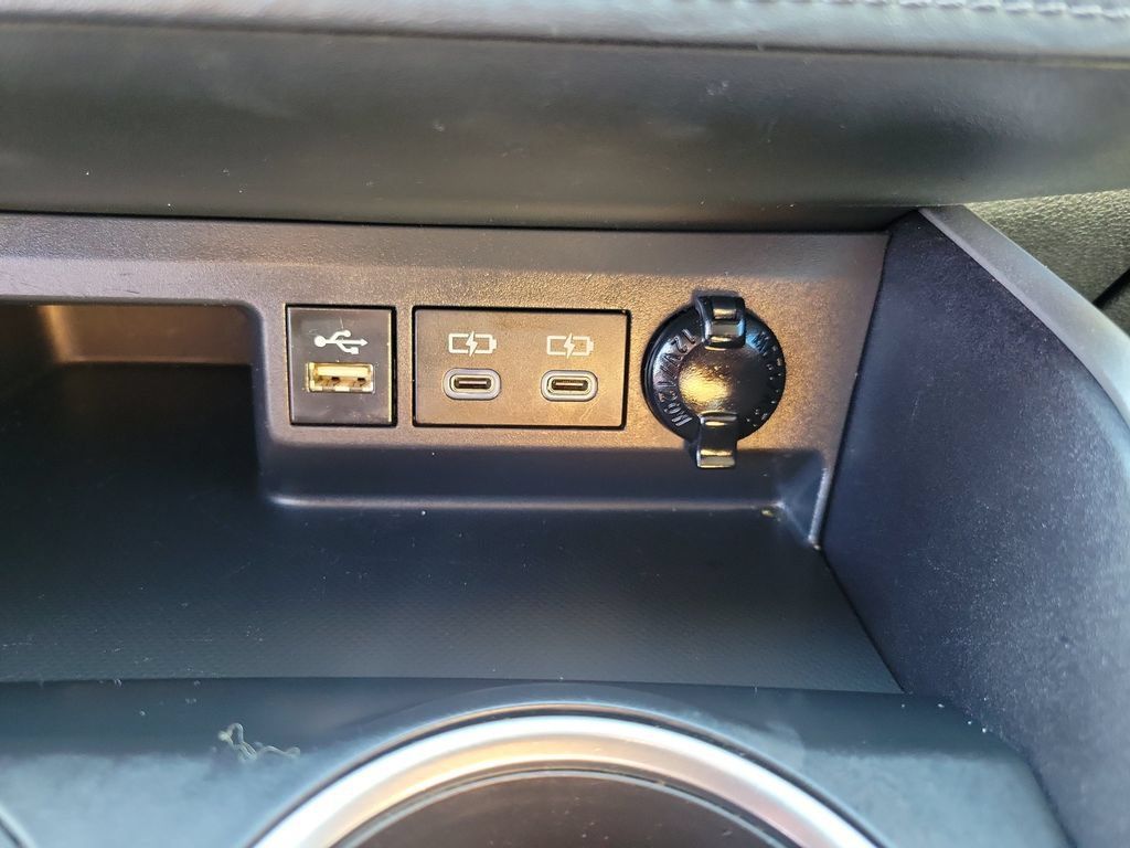 Used 2023 Toyota Highlander L FWD image 37