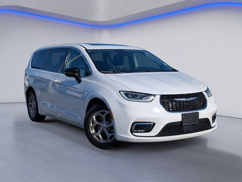 Used 2024 Chrysler Pacifica Limited image 2