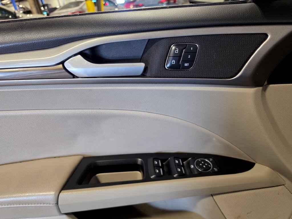 Used 2017 Ford Fusion SE w/ Fusion SE Technology Package FWD image 5