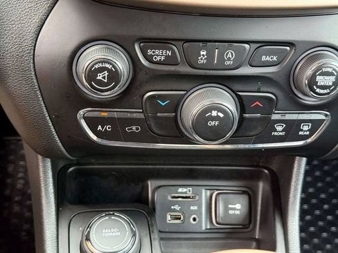 Used 2015 Jeep Cherokee Latitude w/ Cold Weather Group AWD/4WD image 27