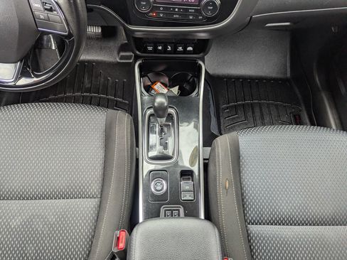Used 2017 Mitsubishi Outlander SE AWD/4WD image 19