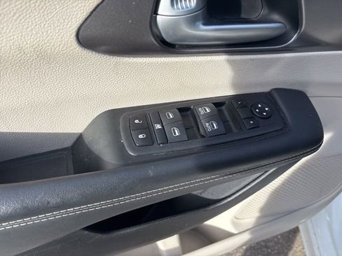 Used 2024 Chrysler Pacifica Touring-L image 15