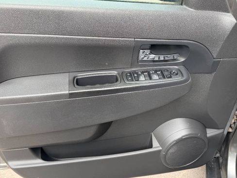 Used 2012 Jeep Liberty Sport AWD/4WD image 9
