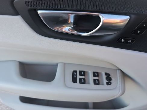 Used 2023 Volvo XC60 B5 Plus image 36