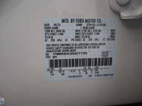 Certified 2025 Ford Explorer Platinum w/ Ultimate Package AWD/4WD image 34