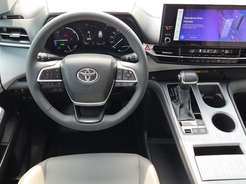 Used 2025 Toyota Sienna XLE FWD image 15