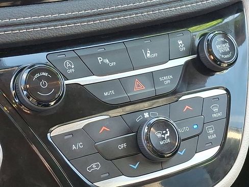 Certified 2022 Chrysler Pacifica Touring-L image 16