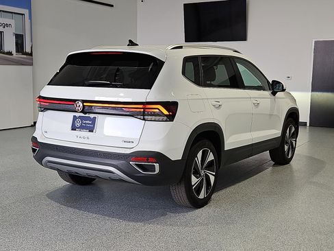 Certified 2025 Volkswagen Taos SE AWD/4WD image 8