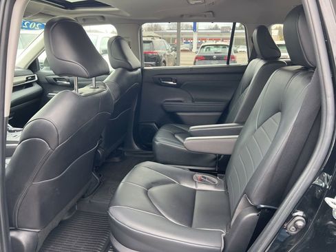 Used 2023 Toyota Highlander XLE image 24