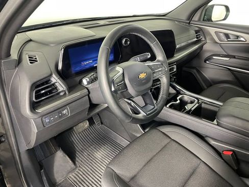 Certified 2025 Chevrolet Traverse LT w/ Sun and Wheel Package image 3