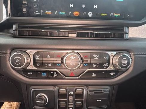 Used 2025 Jeep Wrangler Unlimited Sahara image 21