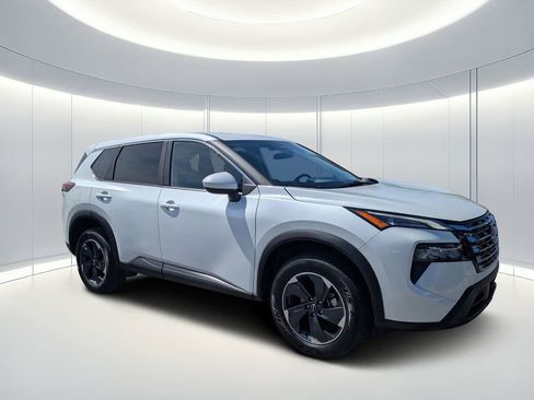 Used 2025 Nissan Rogue SV image 1