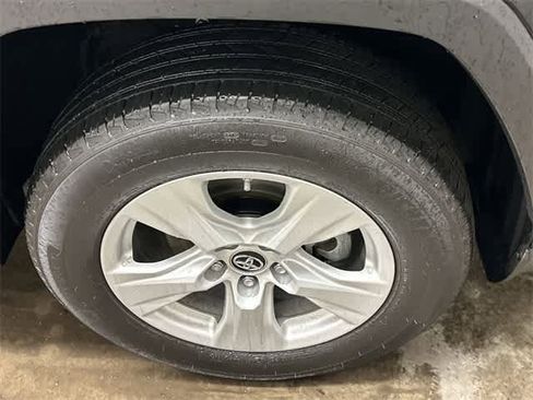 Used 2021 Toyota RAV4 LE image 5