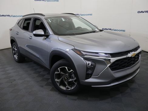 New 2026 Chevrolet Trax LT w/ Driver Confidence Package FWD image 2