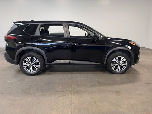 Used 2022 Nissan Rogue SV image 2