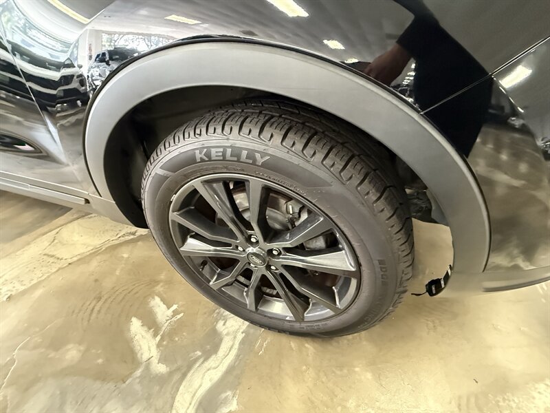 Used 2018 Ford Explorer XLT w/ Equipment Group 202A FWD image 10