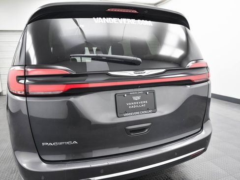 Used 2023 Chrysler Pacifica Touring-L image 6
